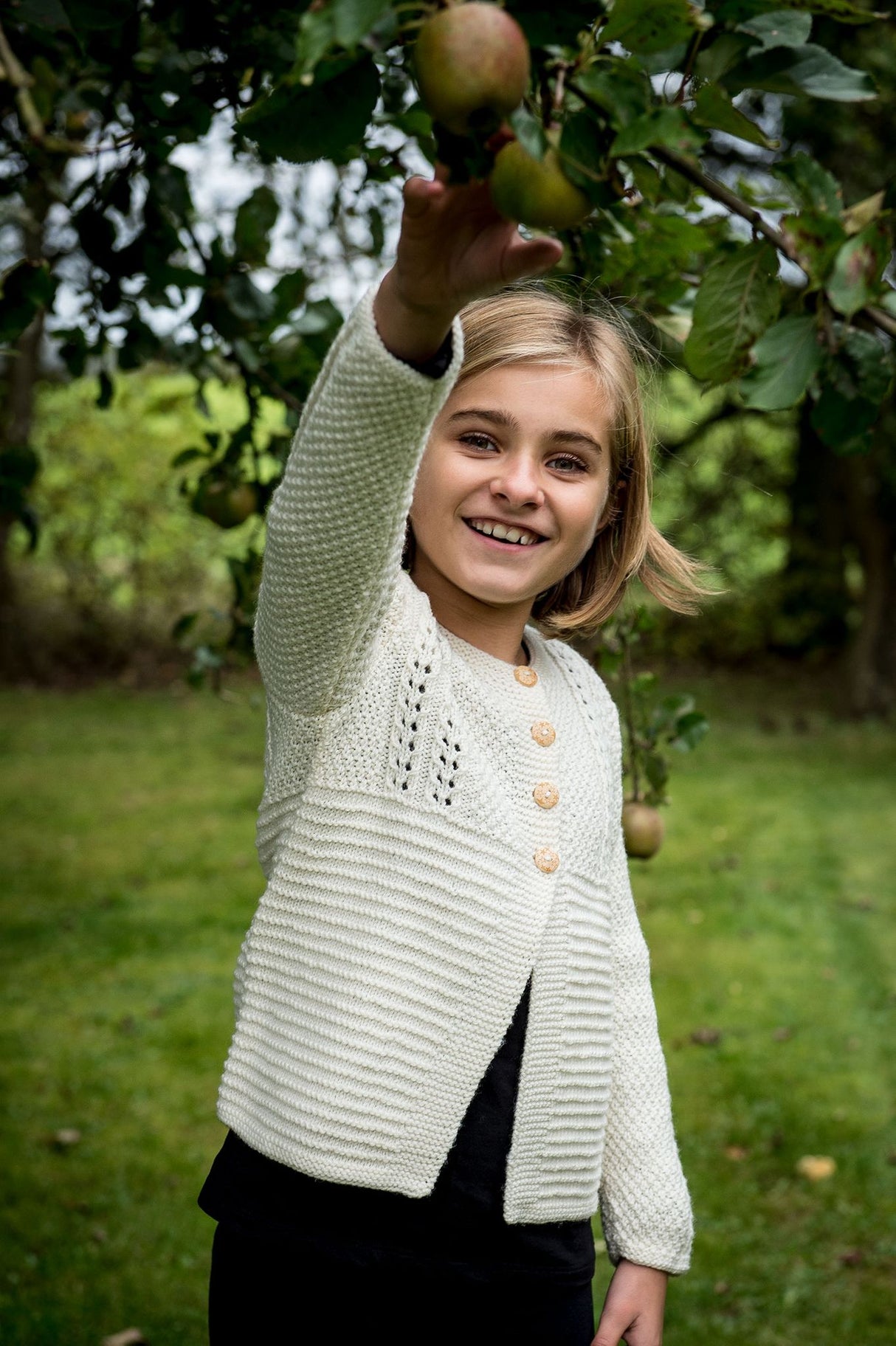Mädchenjacke mit Lochmuster