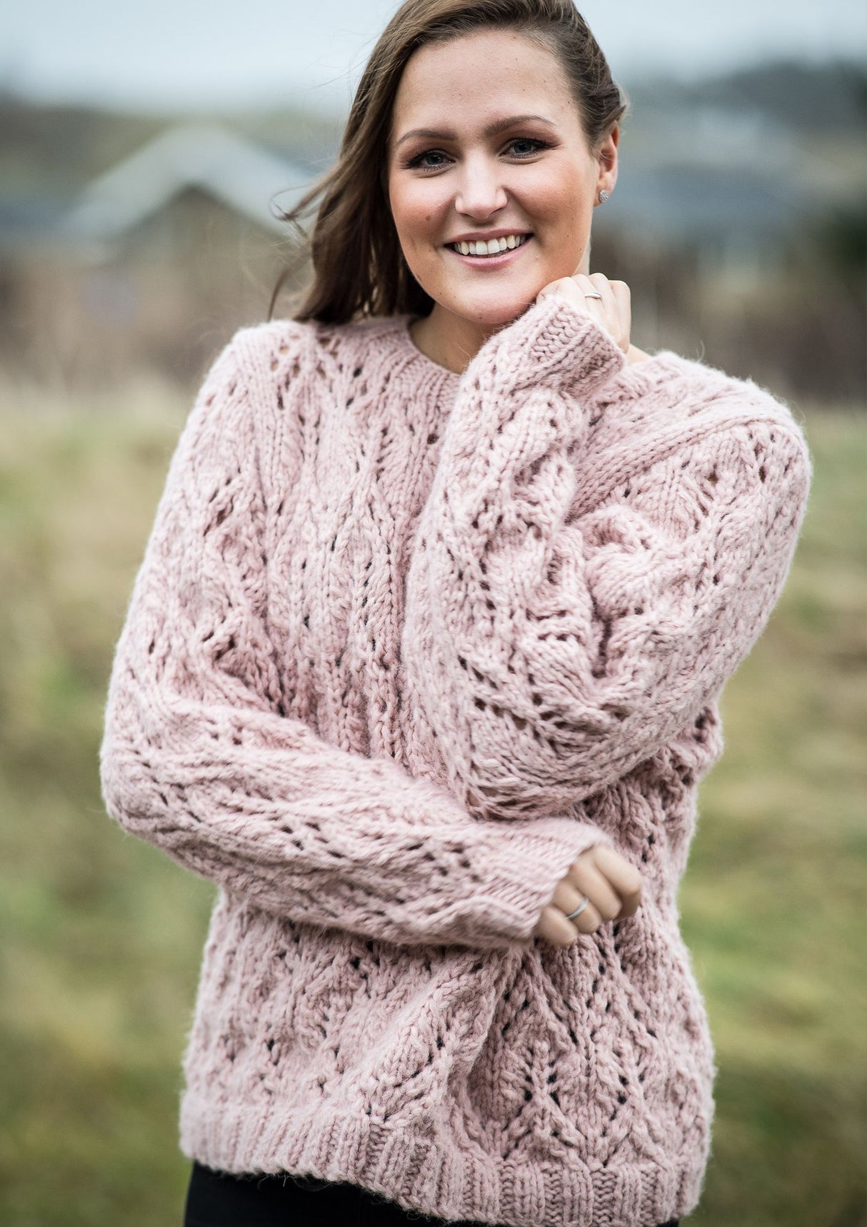 Frauenpullover mit hohlem Muster in Doppelwolke