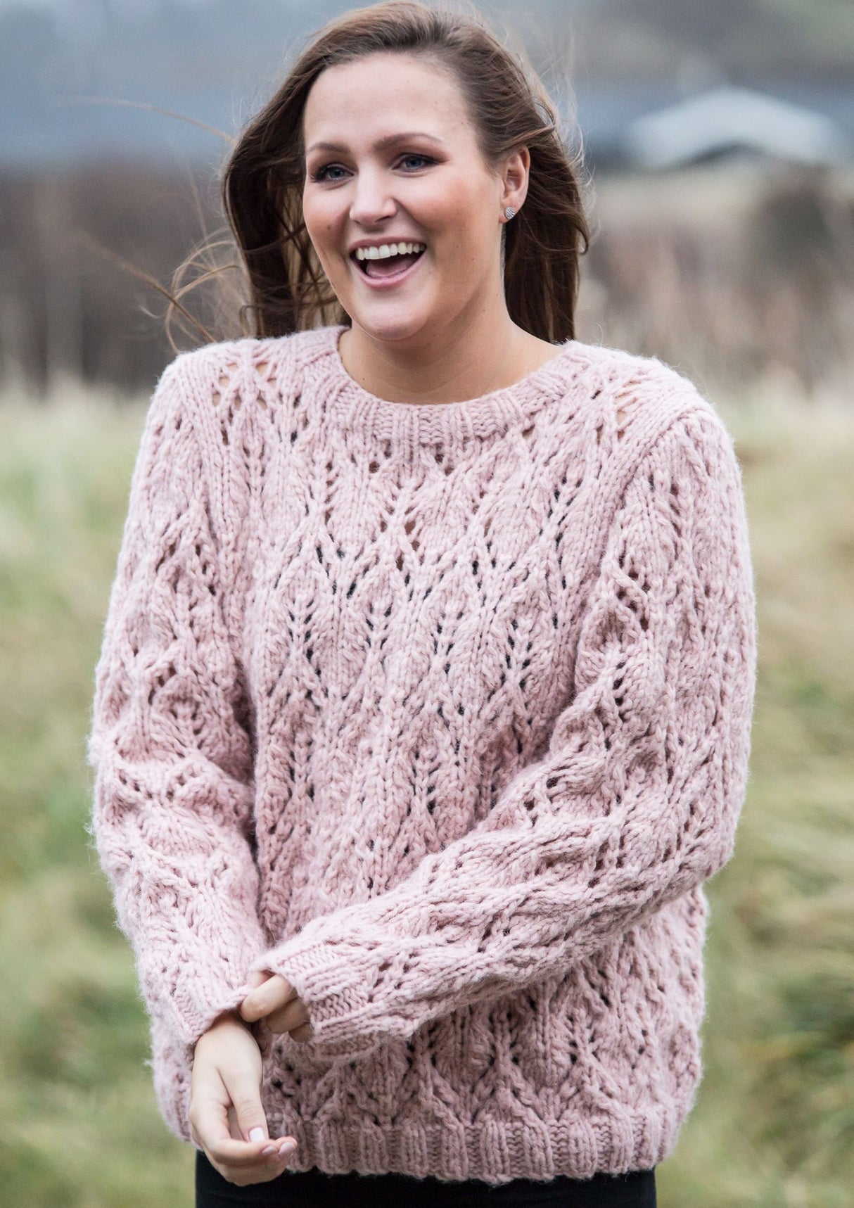Frauenpullover mit hohlem Muster in Doppelwolke