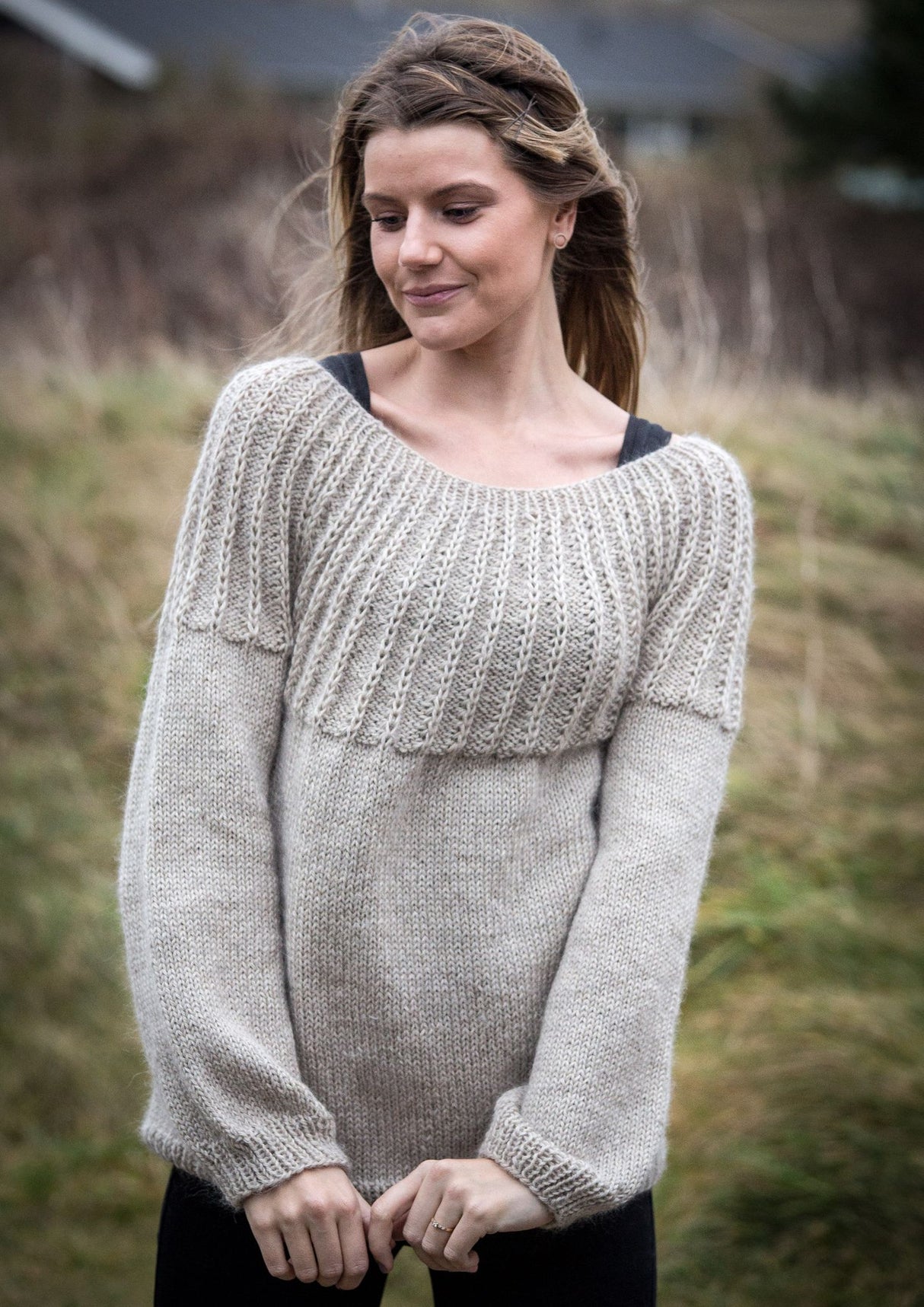 Damesweater med mønster i bærestykket