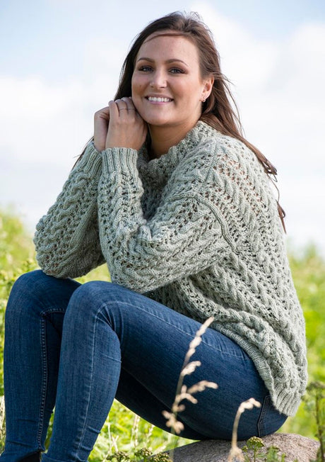 Pullover mit hohlen Mustern und Wendungen