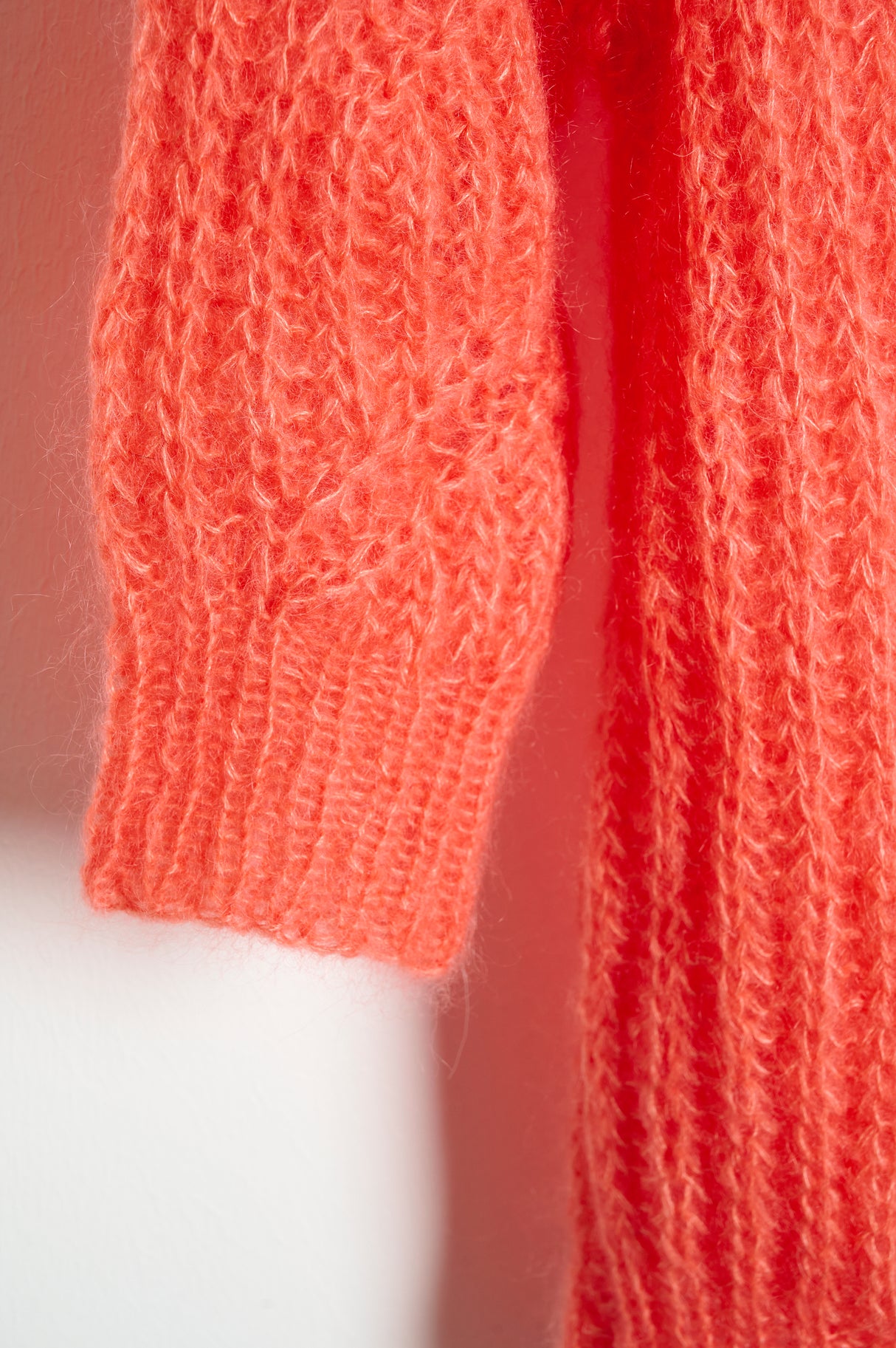 Bluse im Patent mit Muster