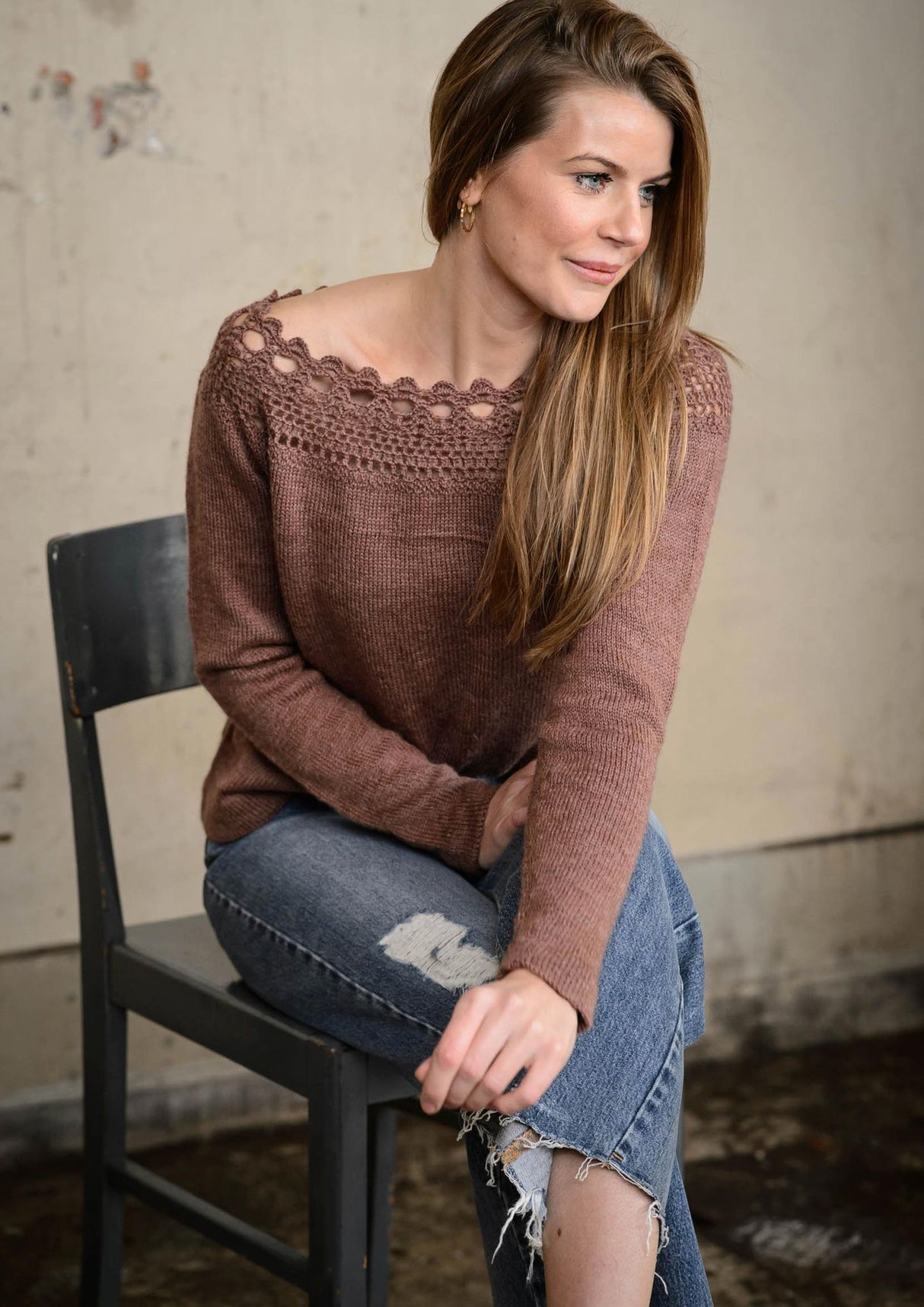 Strikket bluse med hæklet bærestykke