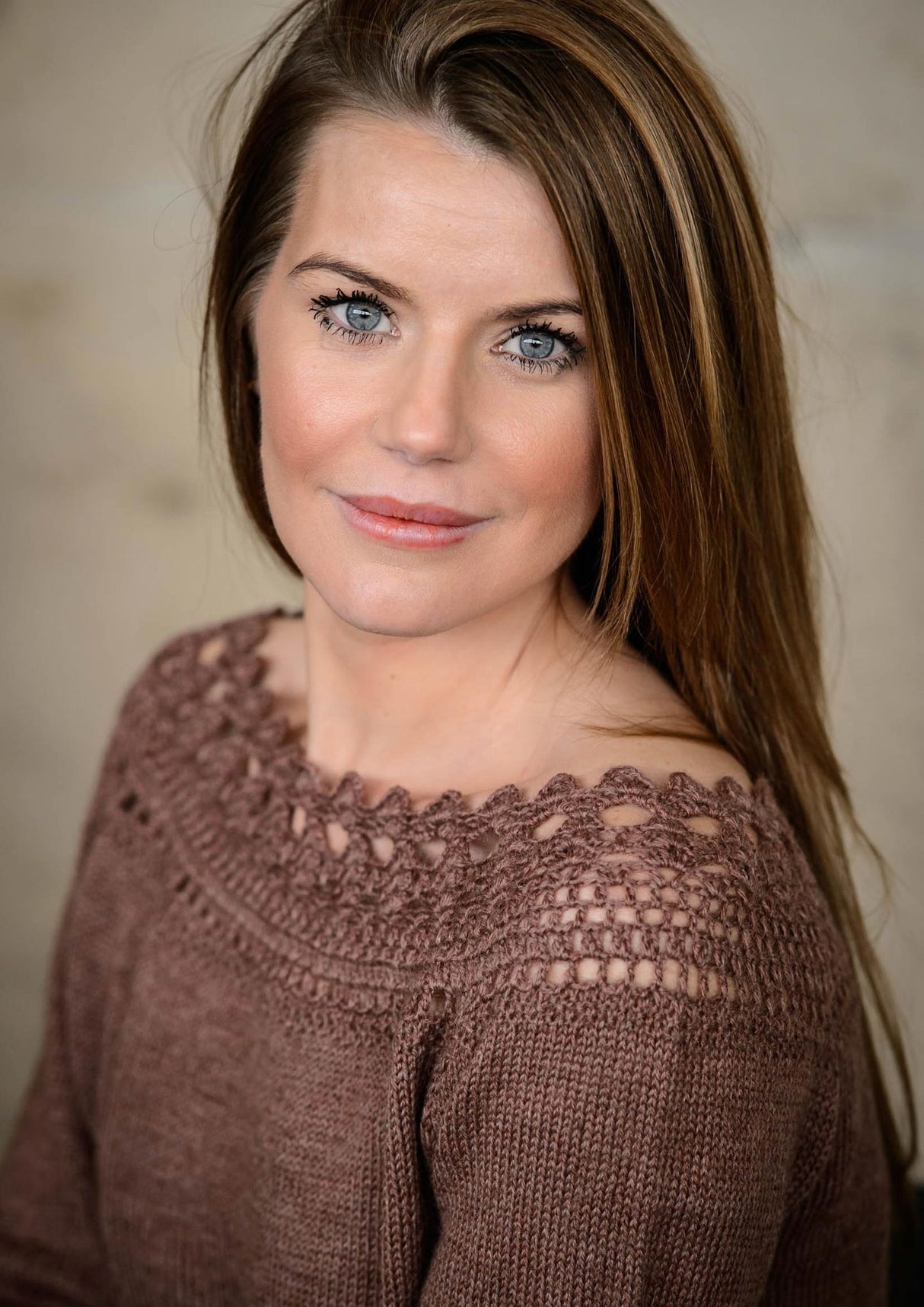 Strikket bluse med hæklet bærestykke