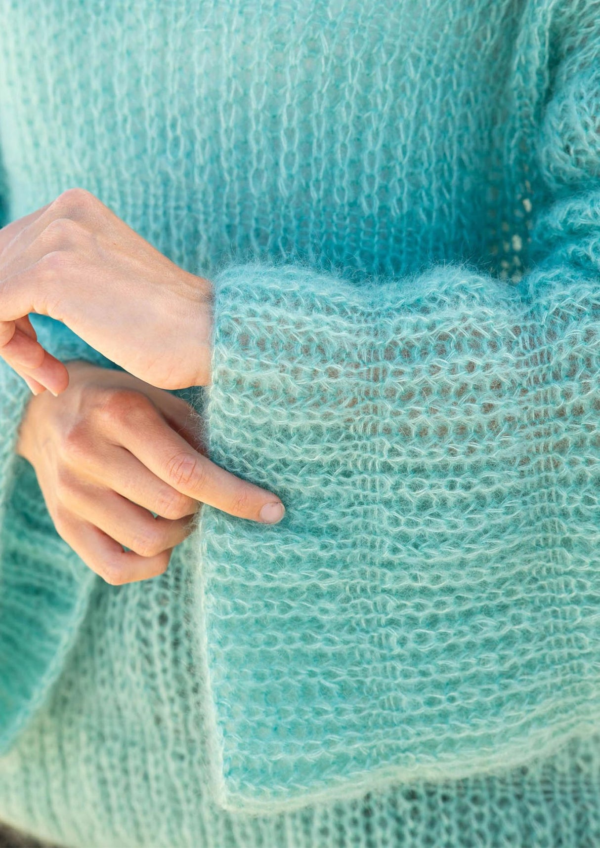 Løs sweater med patentstriber