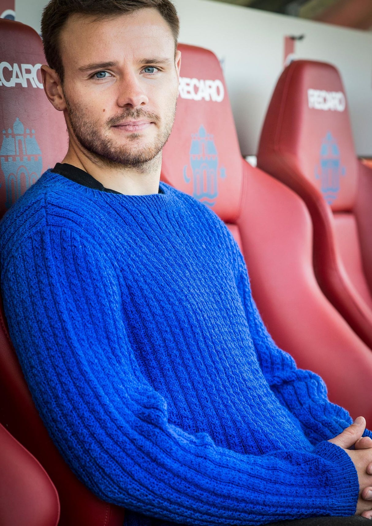 Herrenpullover mit schmalen Zöpfen