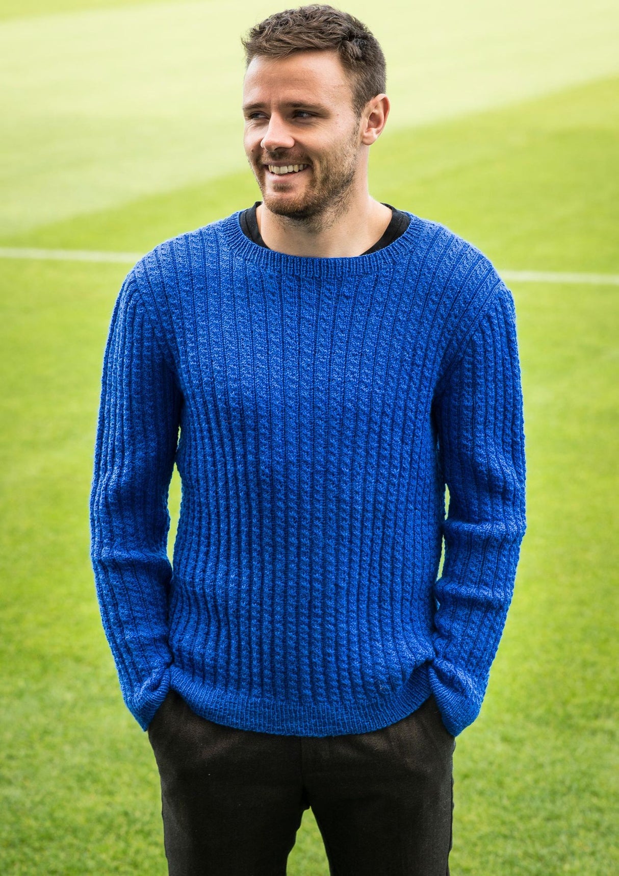 Herrenpullover mit schmalen Zöpfen