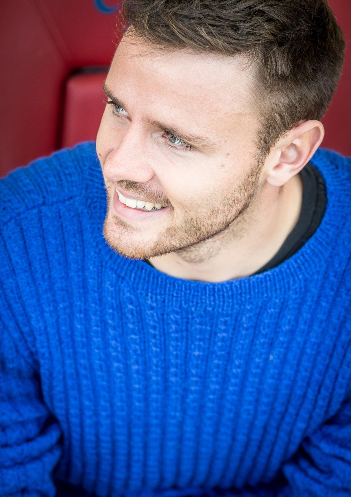 Herrenpullover mit schmalen Zöpfen