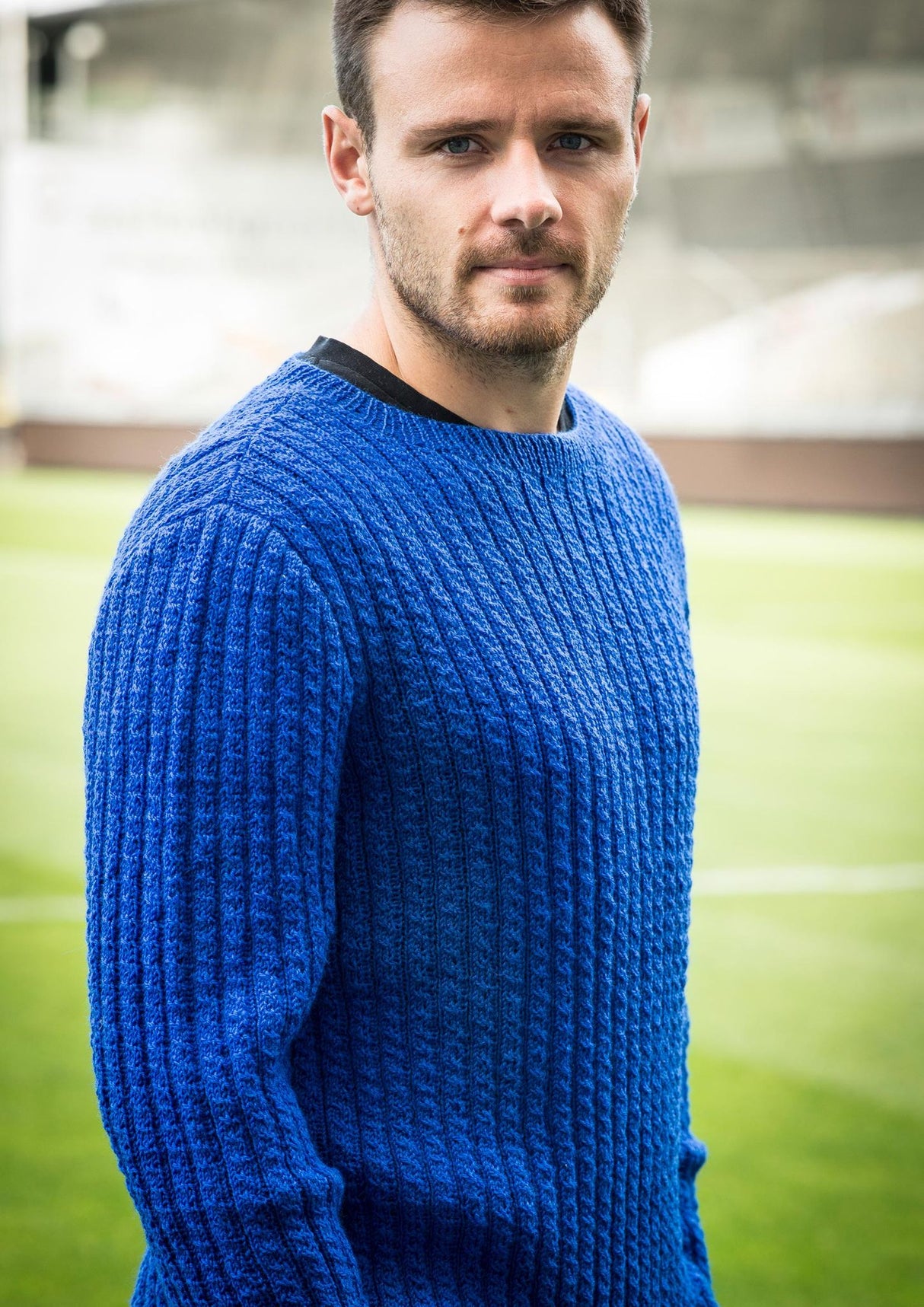 Herrenpullover mit schmalen Zöpfen