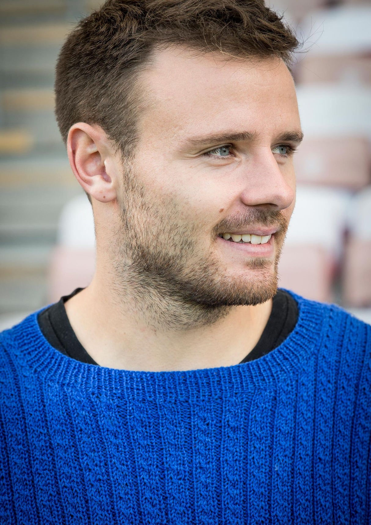 Herrenpullover mit schmalen Zöpfen