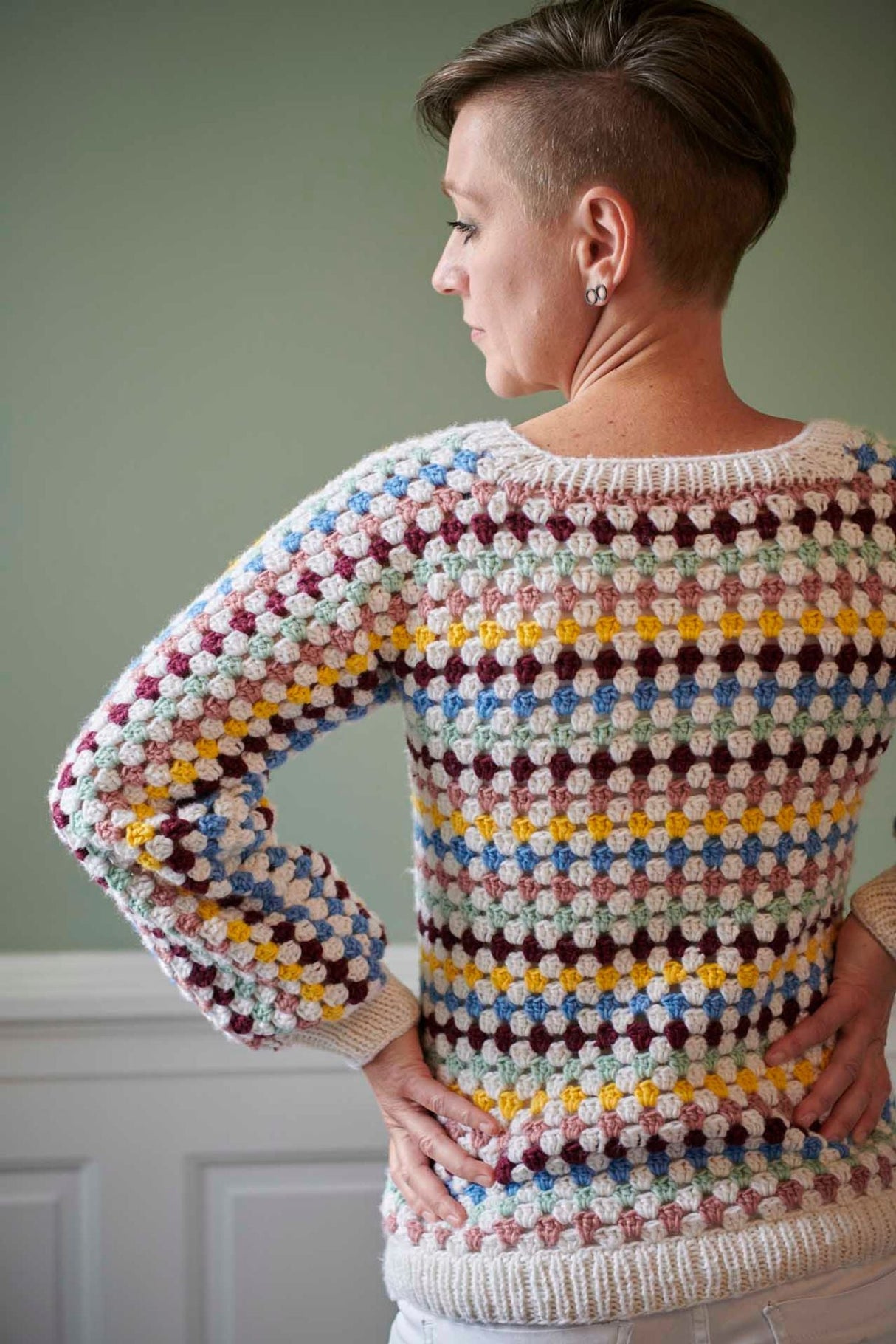 FR16 - Gehäkelter Pullover mit Streifen