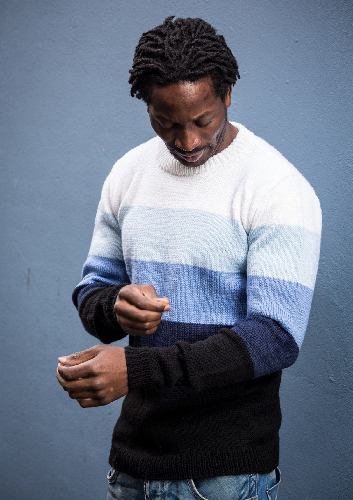 Herrenpullover mit breiten Streifen