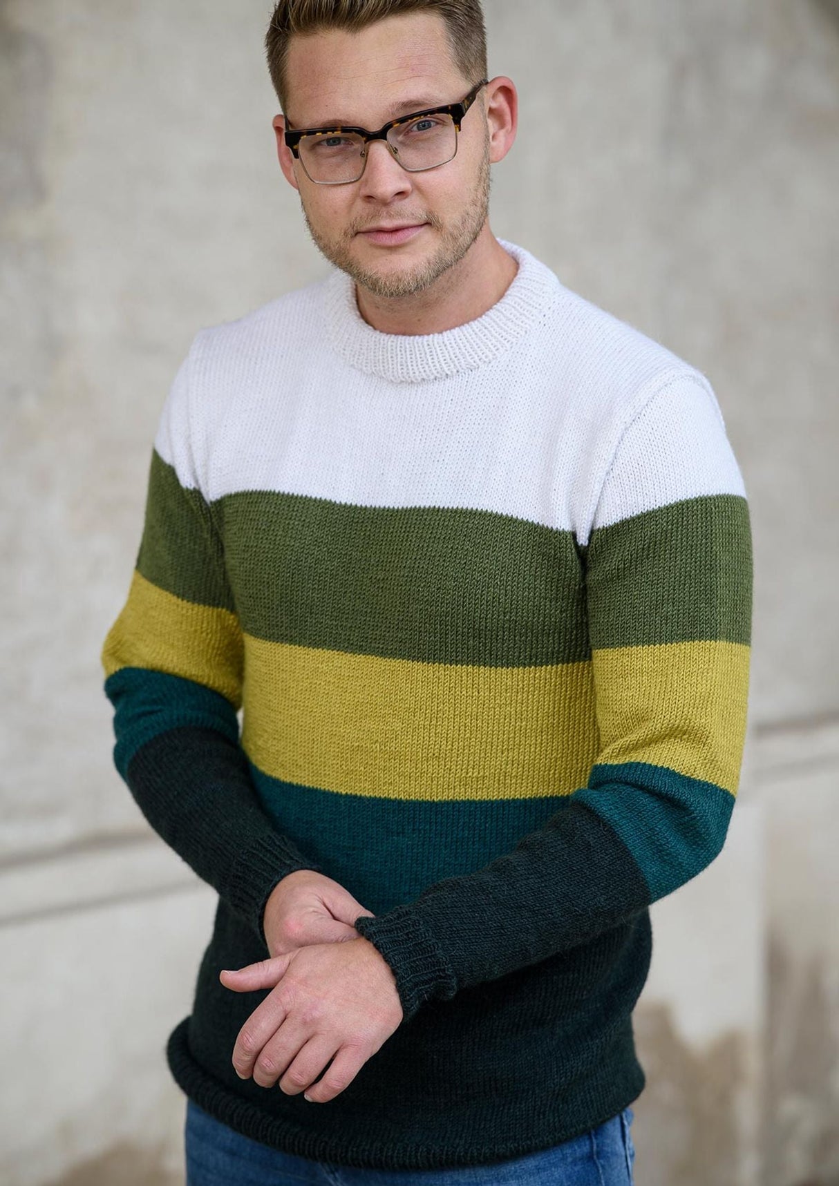 Herrenpullover mit breiten Streifen