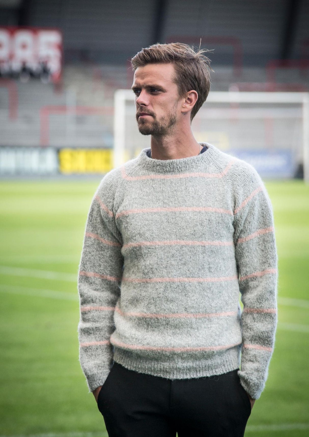 Herresweater med striber og raglanærmer