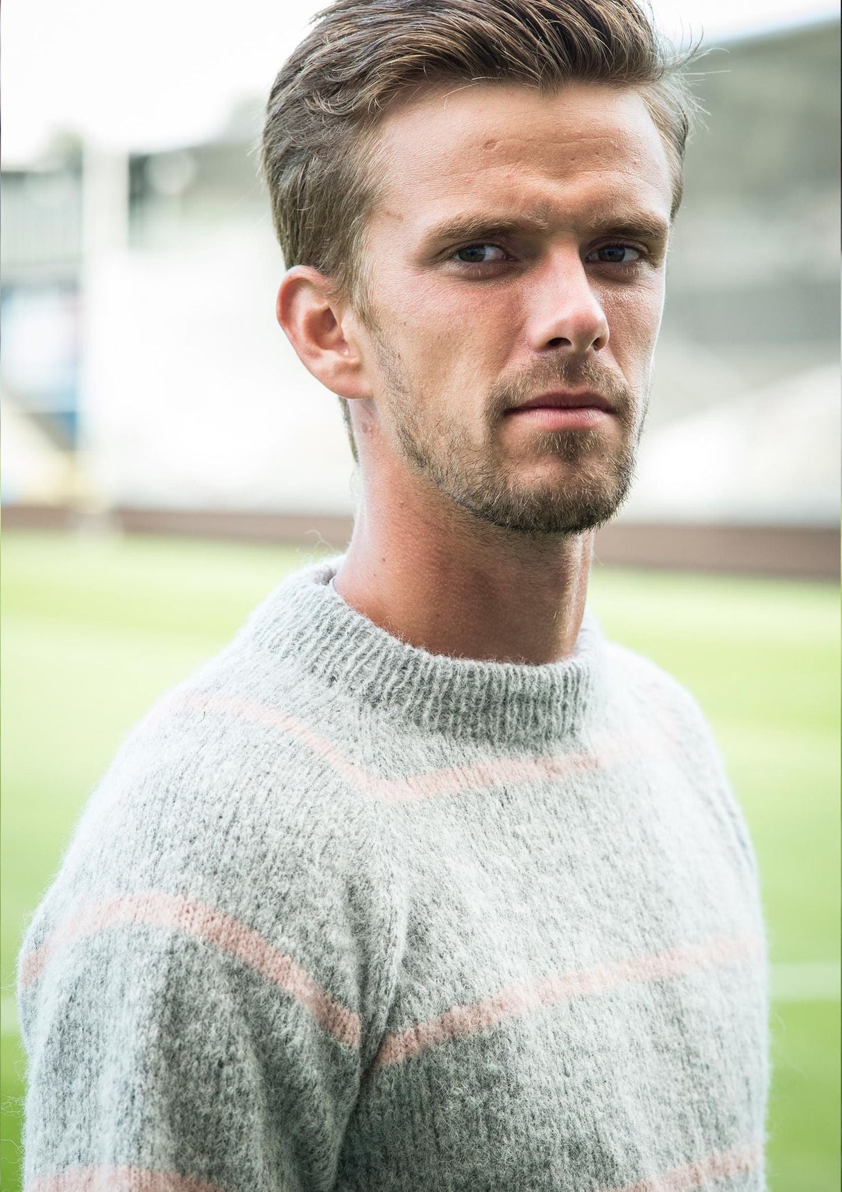 Herresweater med striber og raglanærmer