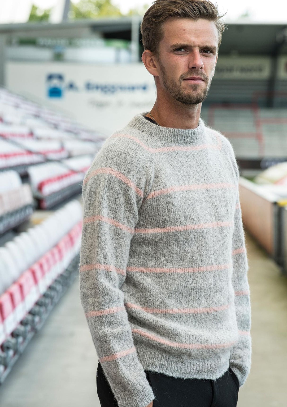 Herresweater med striber og raglanærmer