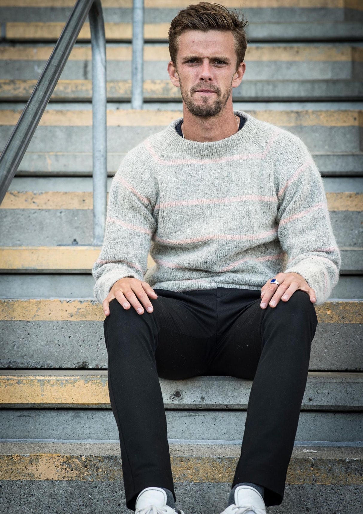 Herresweater med striber og raglanærmer