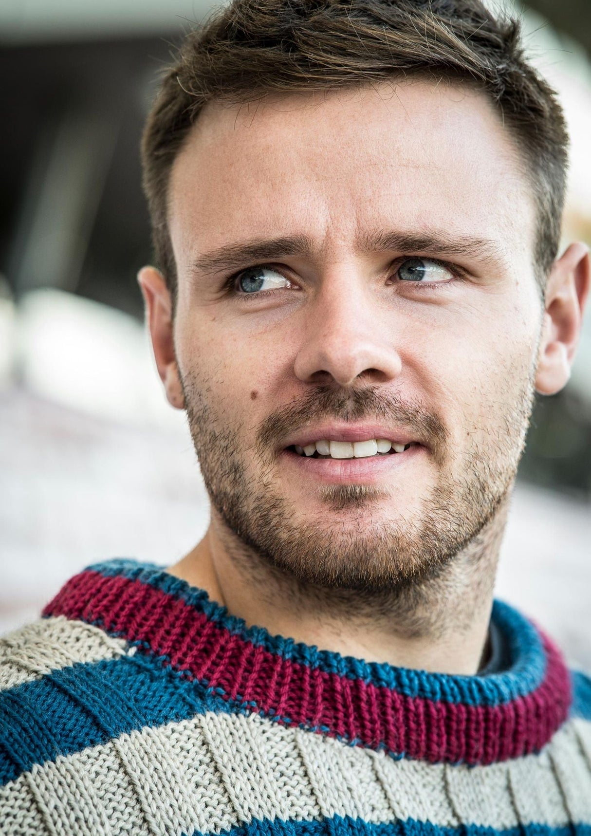 Stribet herresweater i ribstrik