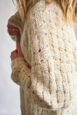 Strickjacke mit Zopfmuster