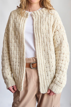 Strickjacke mit Zopfmuster