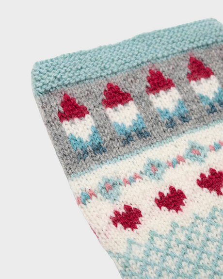 LF07 - Gestrickter Weihnachtsstrumpf mit kleinen Wichteln und türkisfarbenem Rautenmuster 