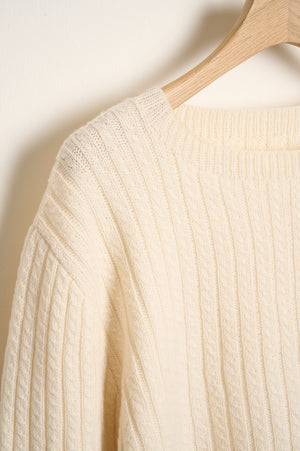 Herrenpullover mit schmalen Zöpfen