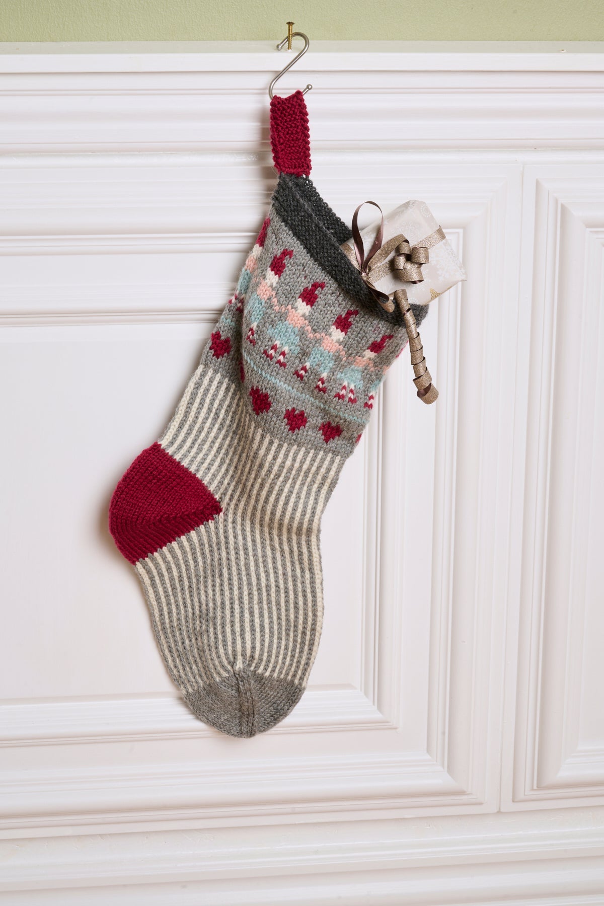 LF25 – Großer Weihnachtsstrumpf mit Wichtelbordüre in Grau, Rosa und Türkis