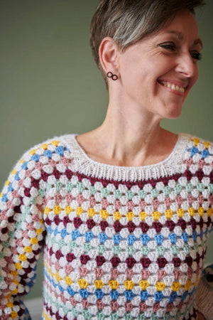 FR16 - Gehäkelter Pullover mit Streifen