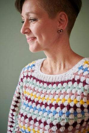 FR16 - Gehäkelter Pullover mit Streifen